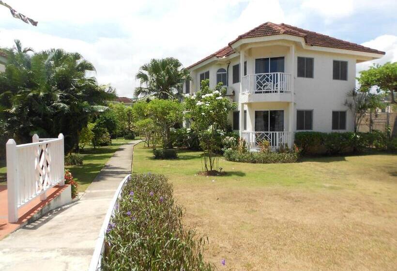 هتل Pipers Cove Resort