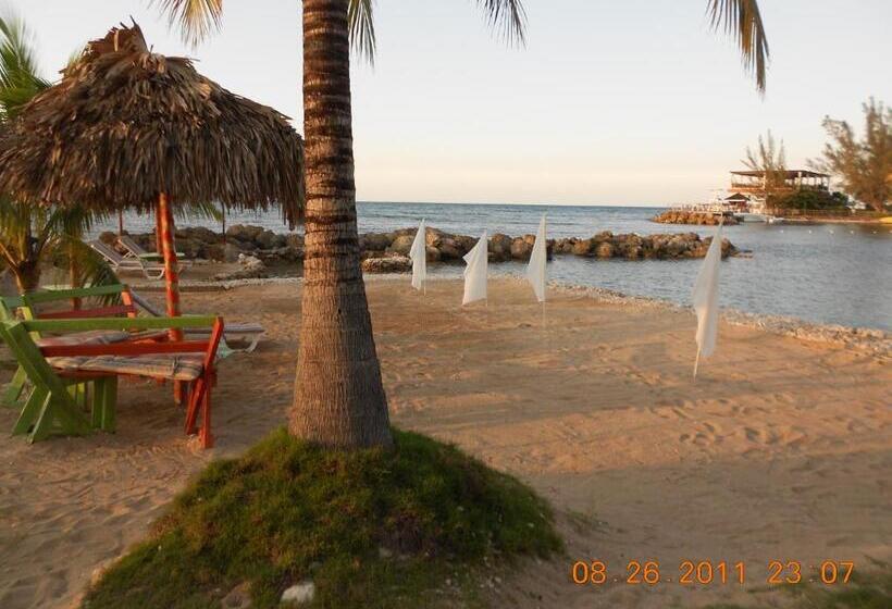 هتل Pipers Cove Resort