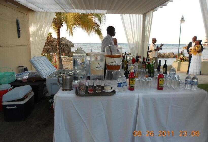 هتل Pipers Cove Resort