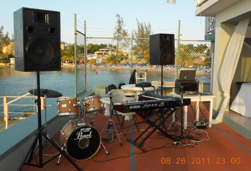 هتل Pipers Cove Resort