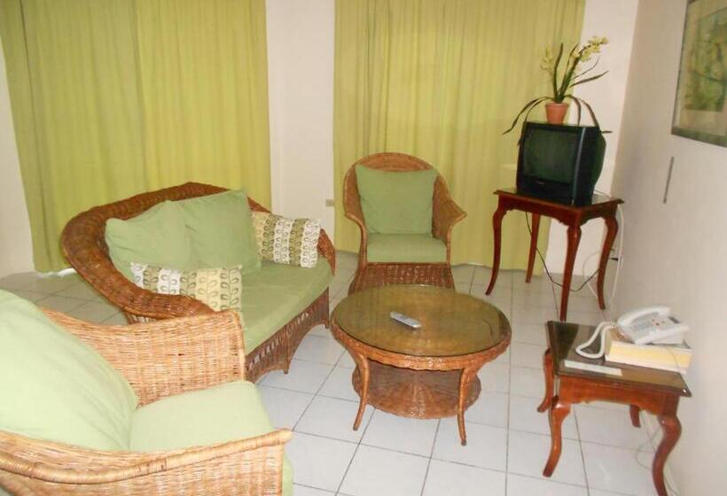 هتل Pipers Cove Resort