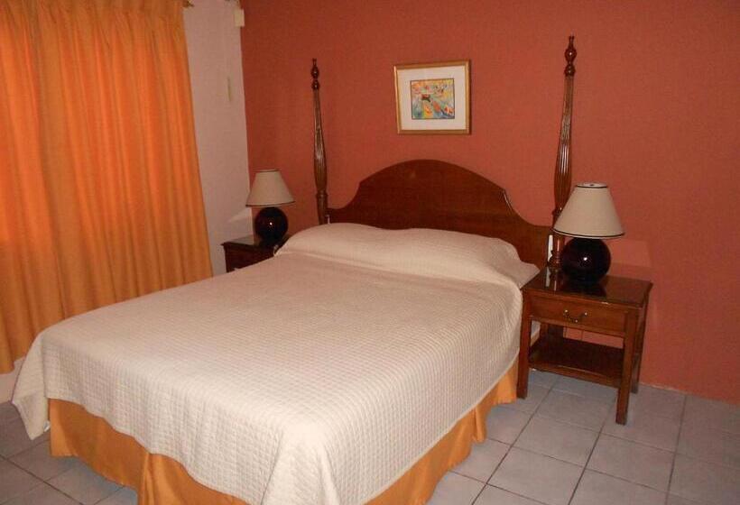 هتل Pipers Cove Resort