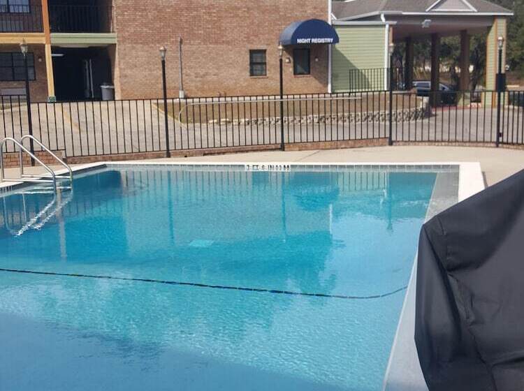 فندق Suburban Studios Tallahassee Near University