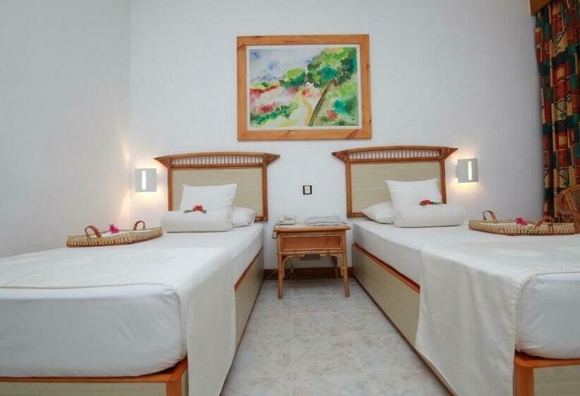هتل The Oasis Beach Resort