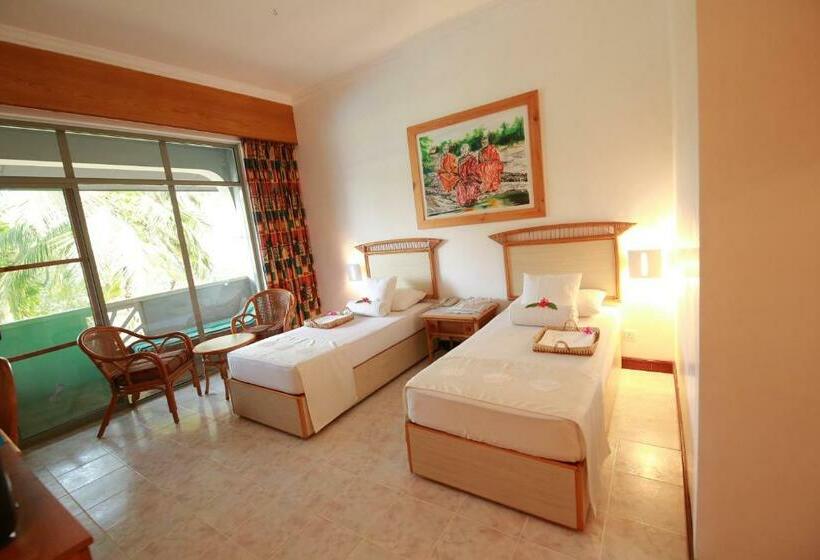 هتل The Oasis Beach Resort