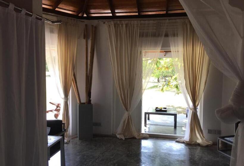 هتل The Oasis Beach Resort