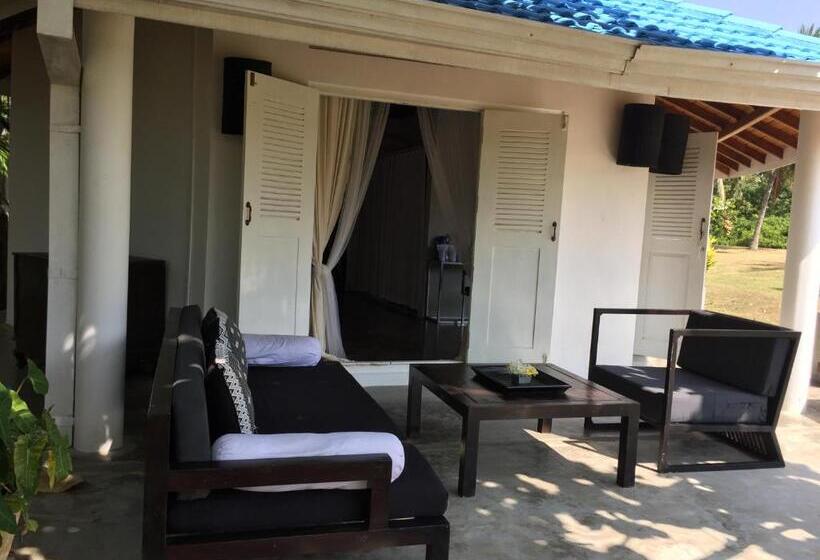 هتل The Oasis Beach Resort