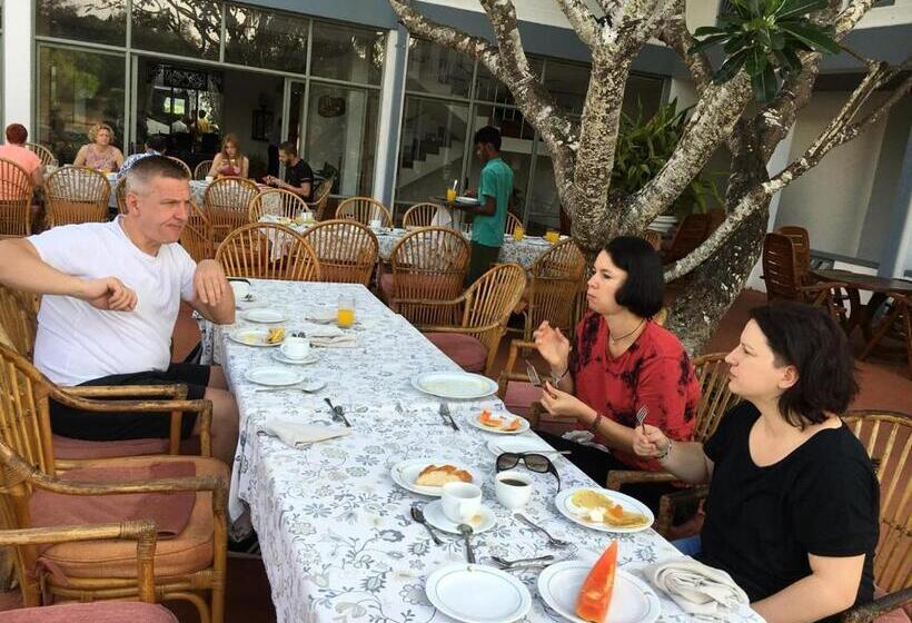 هتل The Oasis Beach Resort
