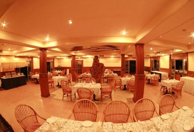 هتل The Oasis Beach Resort