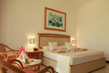 هتل The Oasis Beach Resort