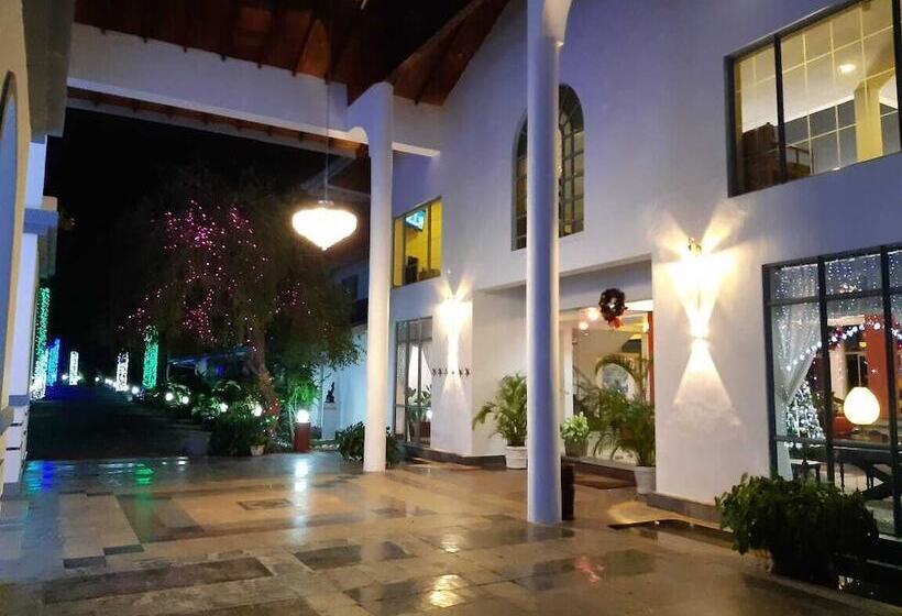 هتل The Oasis Beach Resort