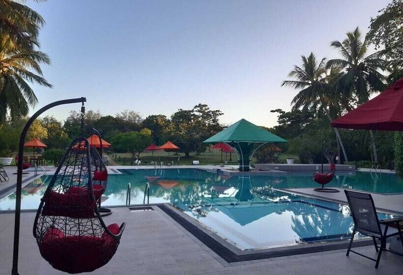 هتل The Oasis Beach Resort