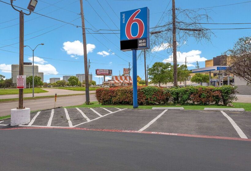 Motel 6dallas, Tx  Market Center