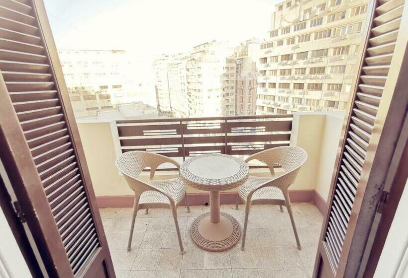 هاستل Golden Palace