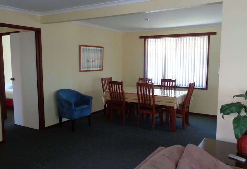 فندق على الطريق Moon River Motor Inn