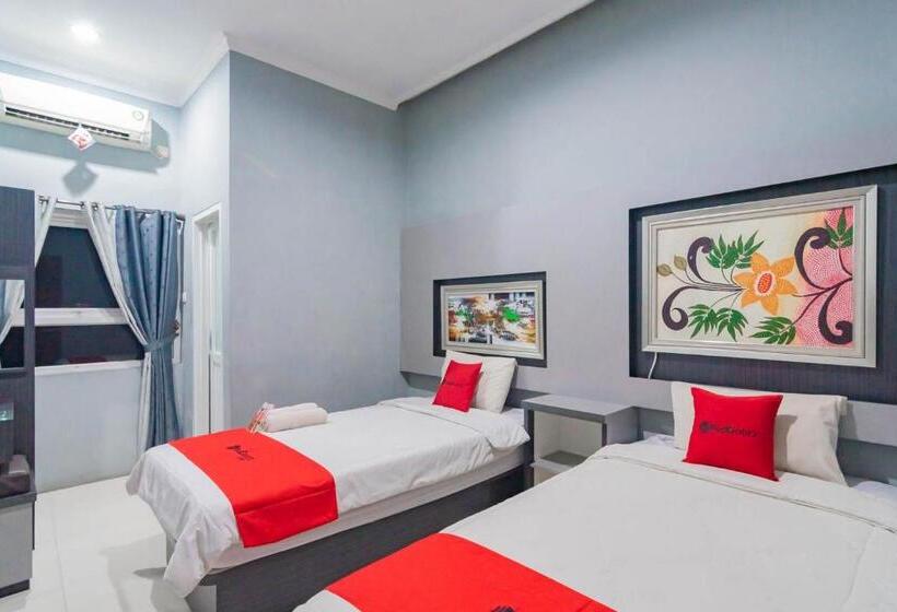 Отель Reddoorz Resort Premium @ Sangkan Hurip Kuningan