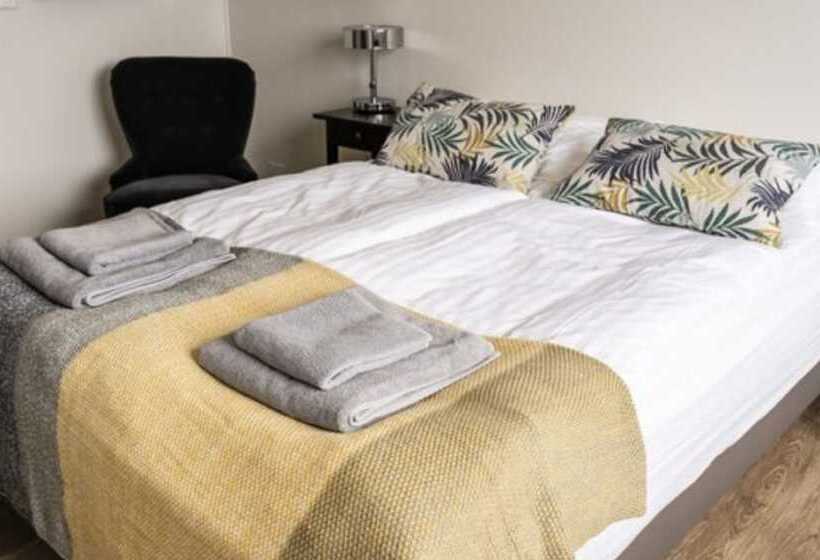 هتل Black Beach Guesthouse