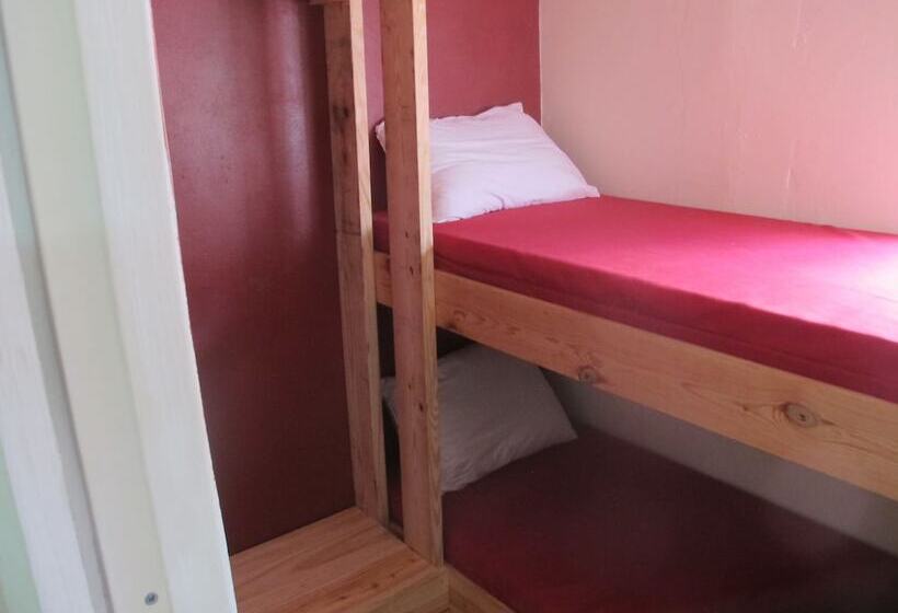 هتل Waterfall Hostel