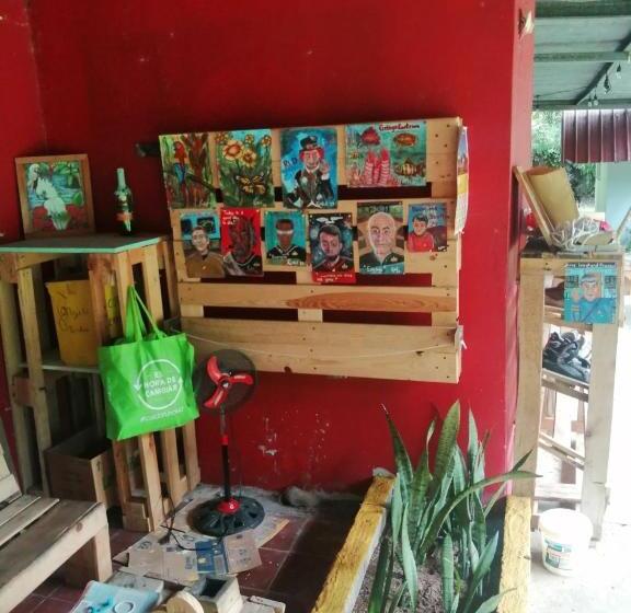 هتل Waterfall Hostel