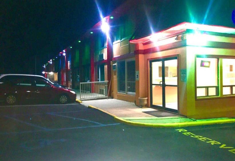 호텔 Red Carpet Inn & Suites