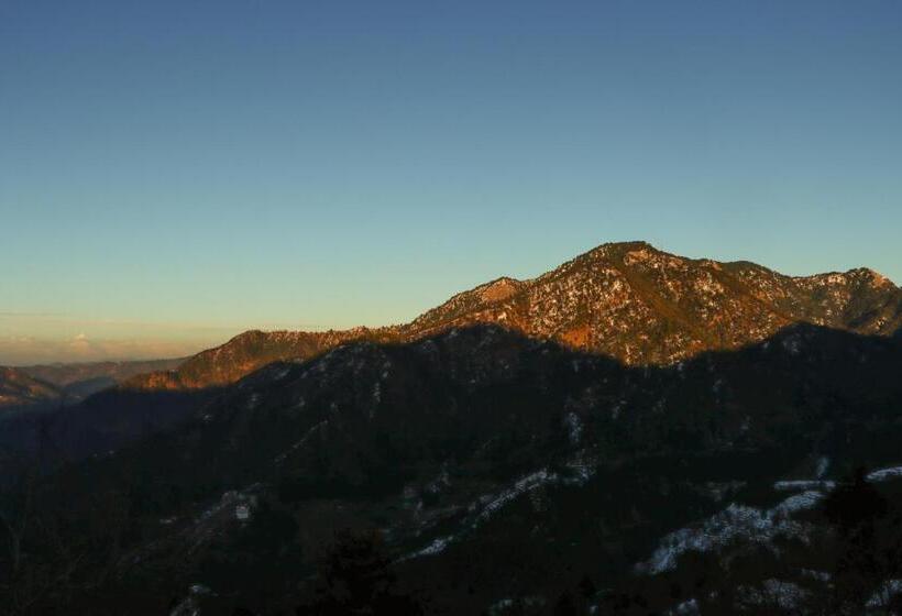 בית מלון כפרי Thehimalayanliving Whistling Pines