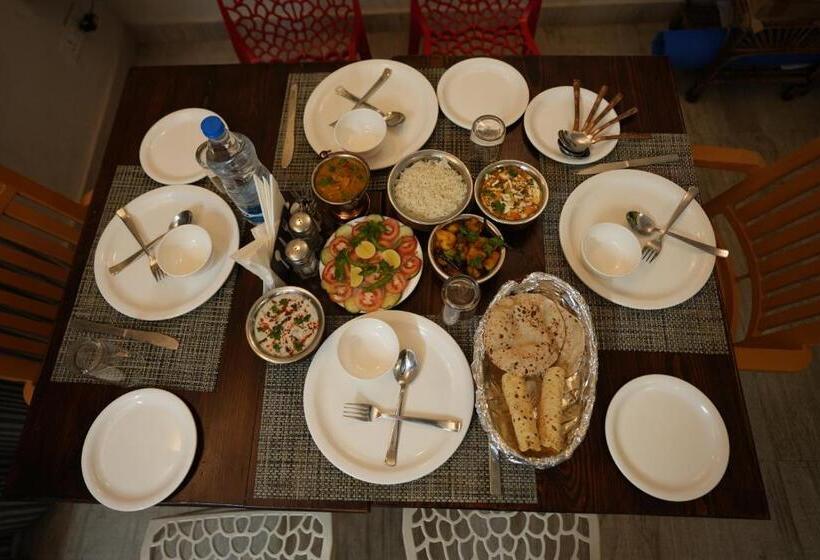 בית מלון כפרי Thehimalayanliving Whistling Pines