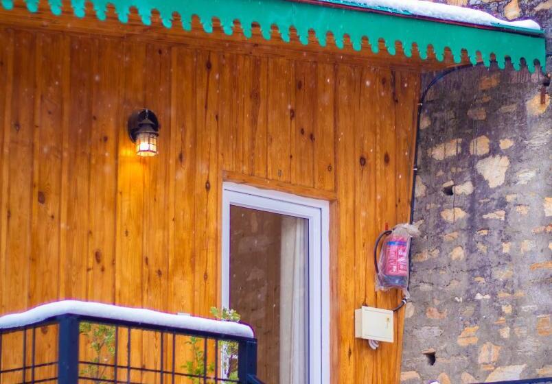 בית מלון כפרי Thehimalayanliving Whistling Pines