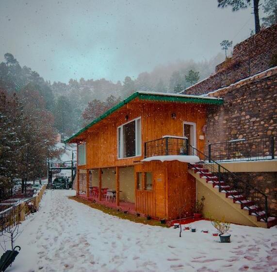 בית מלון כפרי Thehimalayanliving Whistling Pines