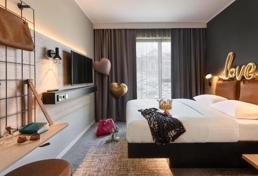 هتل Moxy Dresden Neustadt
