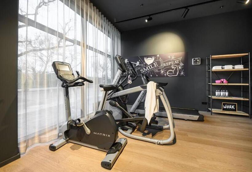 هتل Moxy Dresden Neustadt