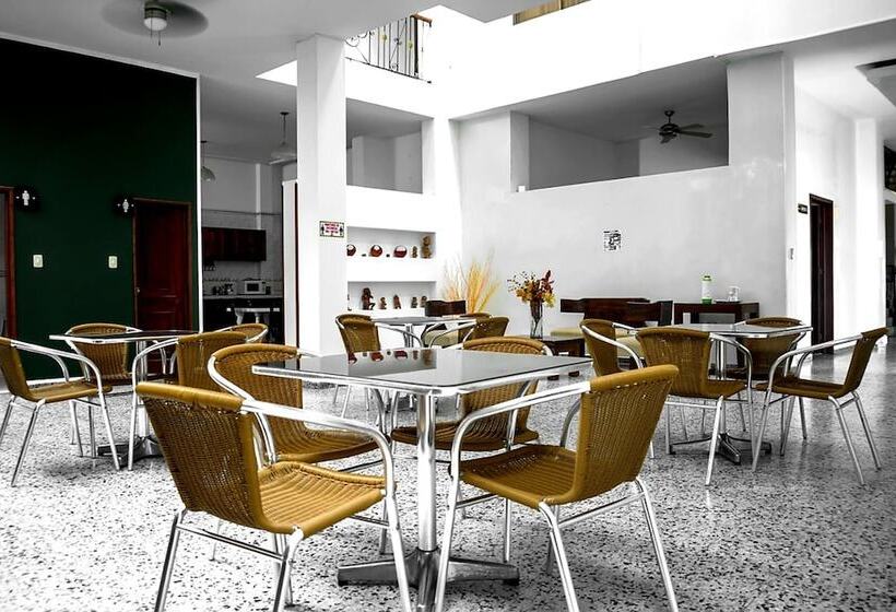 هتل El Flor Amarillo