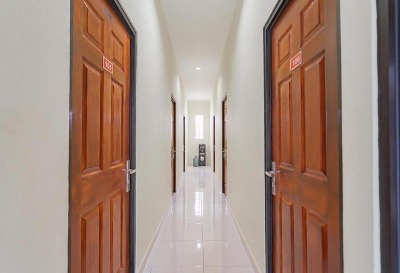 هتل Reddoorz Near Arka Sepinggan Airport Balikpapan