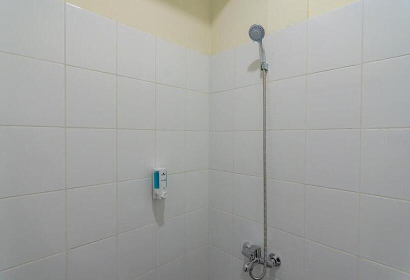 Отель Reddoorz Near Trans Studio Bandung 3