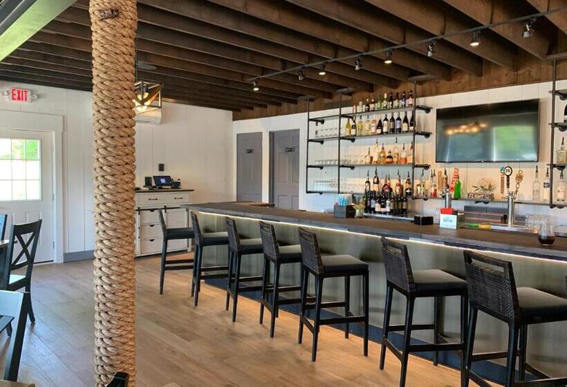 בית מלון כפרי Smuggler's Cove Inn
