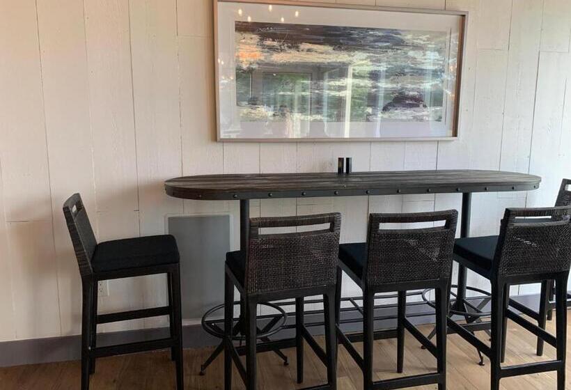 בית מלון כפרי Smuggler's Cove Inn