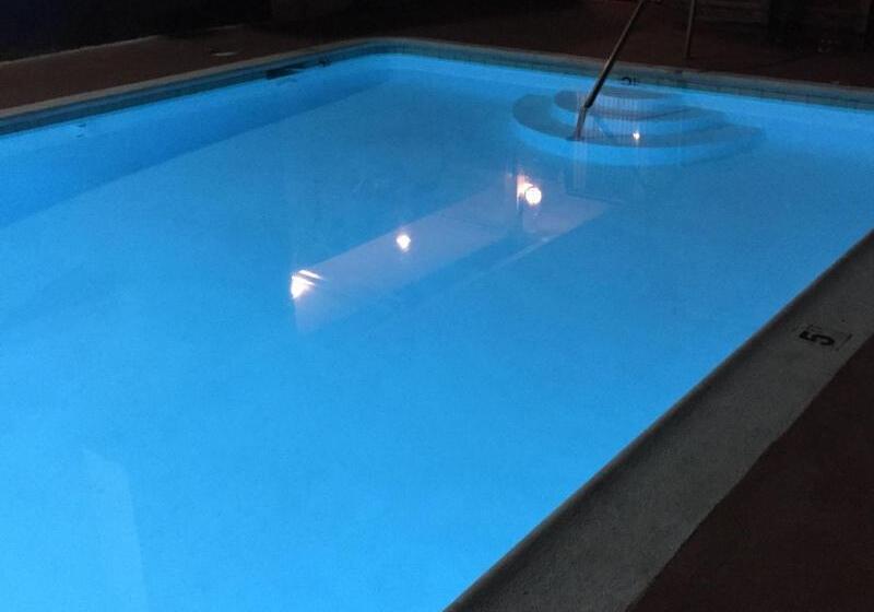 בית מלון כפרי Anaheim Executive Inn & Suites