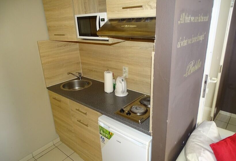هتل Room In Studio   Condo Gardens Leuven   Budget Studio Single