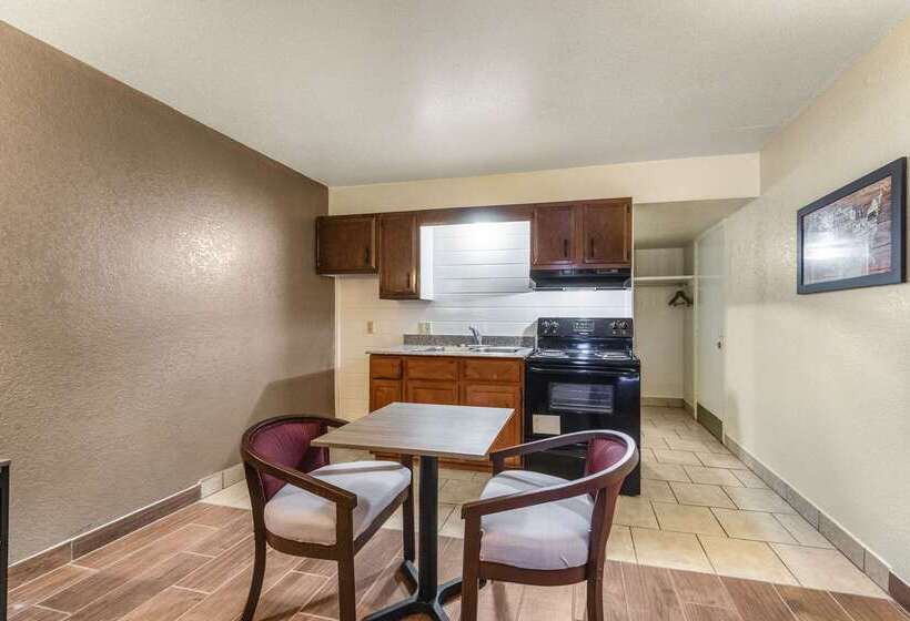 Отель Econo Lodge San Marcos University Area