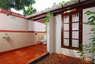 هتل Kayaloram Heritage Lake Resort