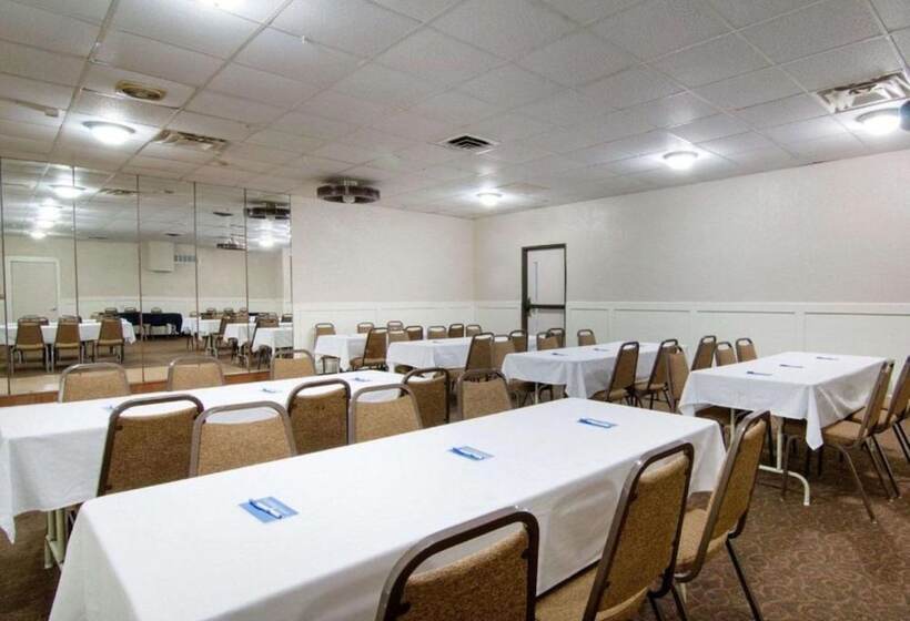 هتل Knights Inn & Suites Emporia