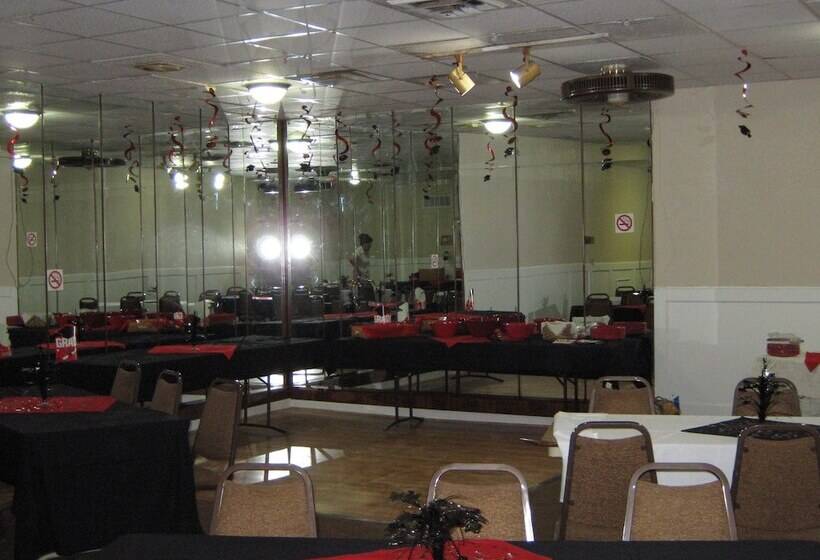 هتل Knights Inn & Suites Emporia