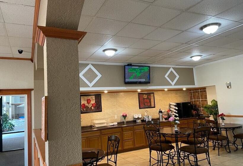 هتل Knights Inn & Suites Emporia