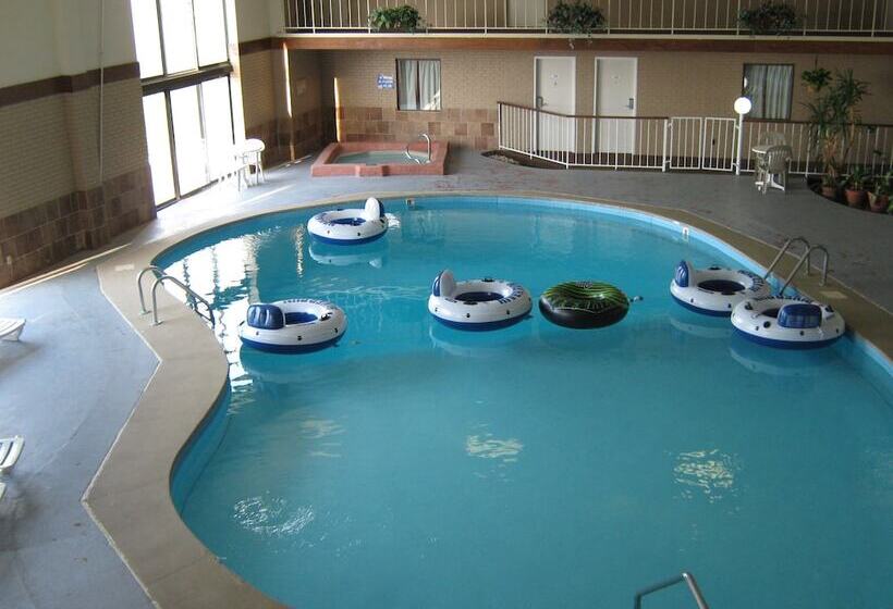 هتل Knights Inn & Suites Emporia