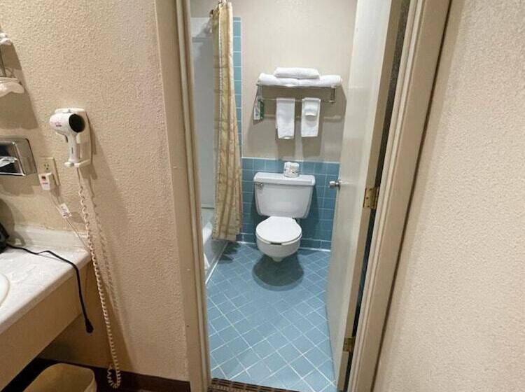 هتل Knights Inn & Suites Emporia