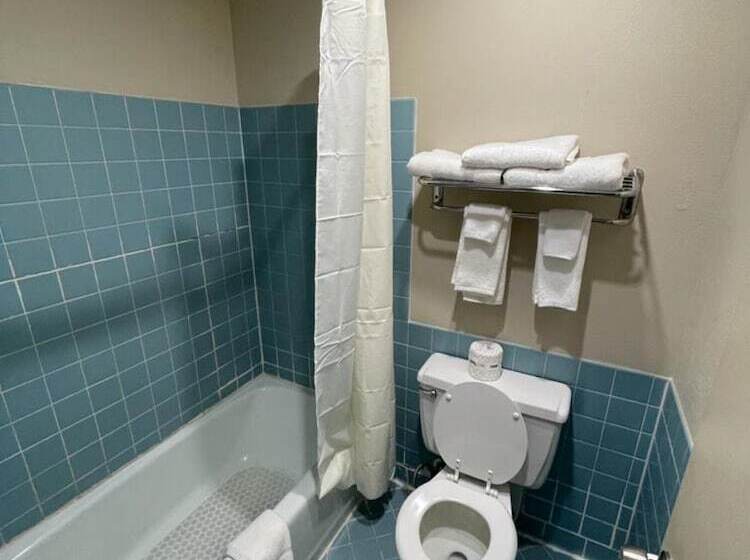 هتل Knights Inn & Suites Emporia