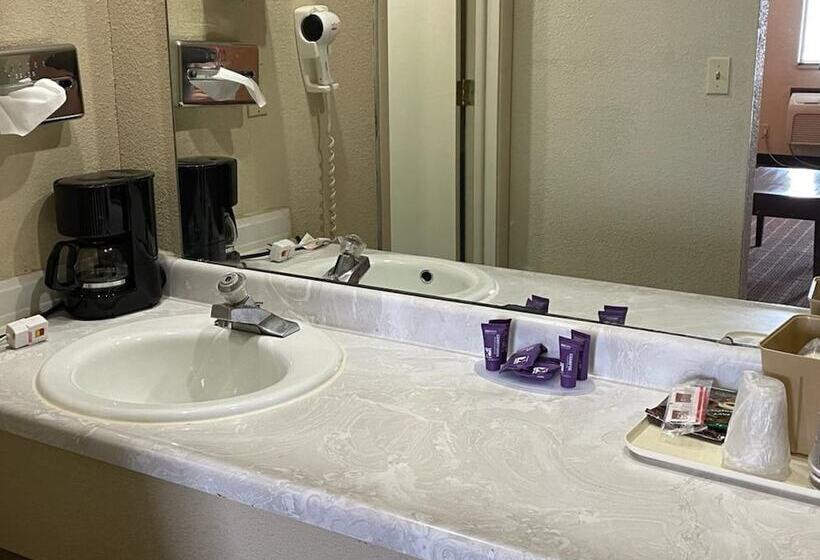 هتل Knights Inn & Suites Emporia