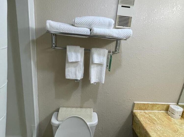 هتل Knights Inn & Suites Emporia