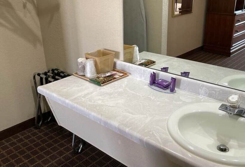 هتل Knights Inn & Suites Emporia