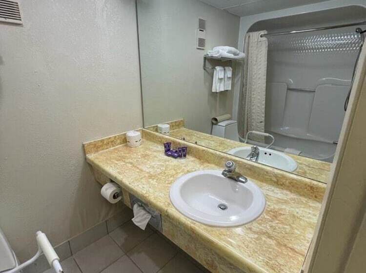 هتل Knights Inn & Suites Emporia