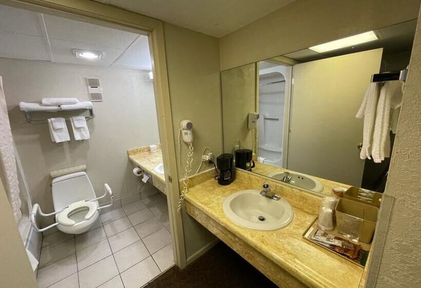 هتل Knights Inn & Suites Emporia